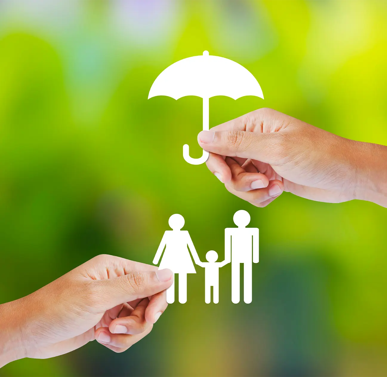 Famille protégée par un parapluie évoquant la sécurité