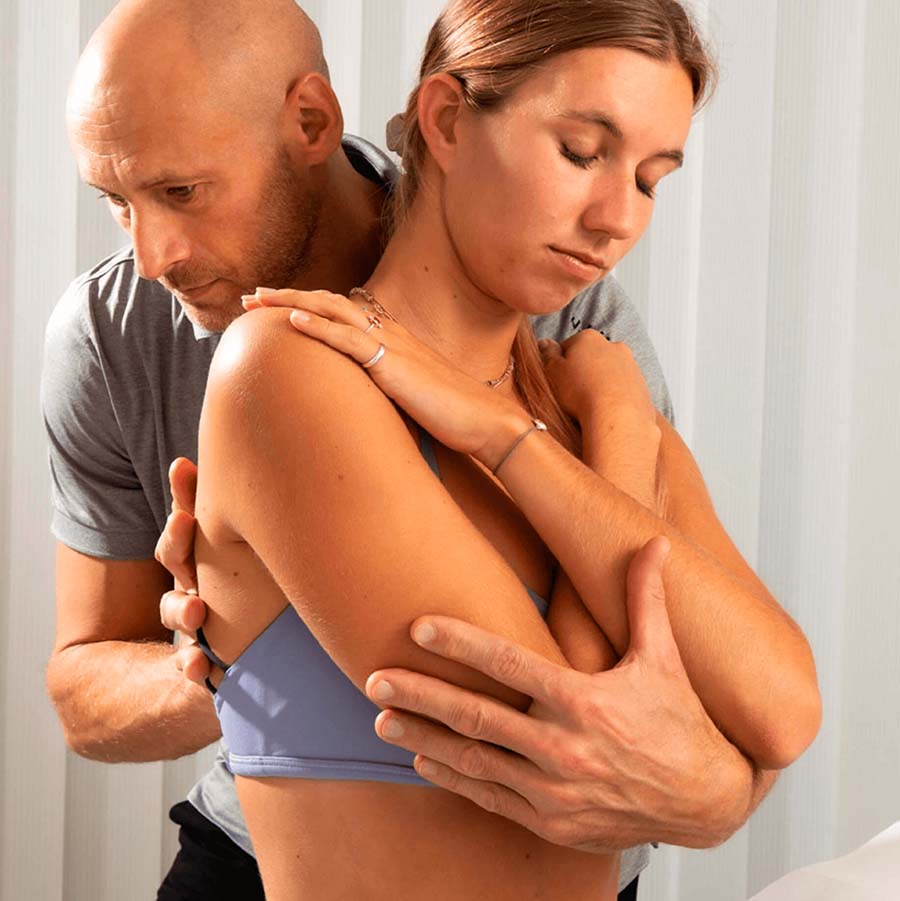 Ostéopathe à Nyon traitant une douleur à l’épaule lors d’une séance de manipulation