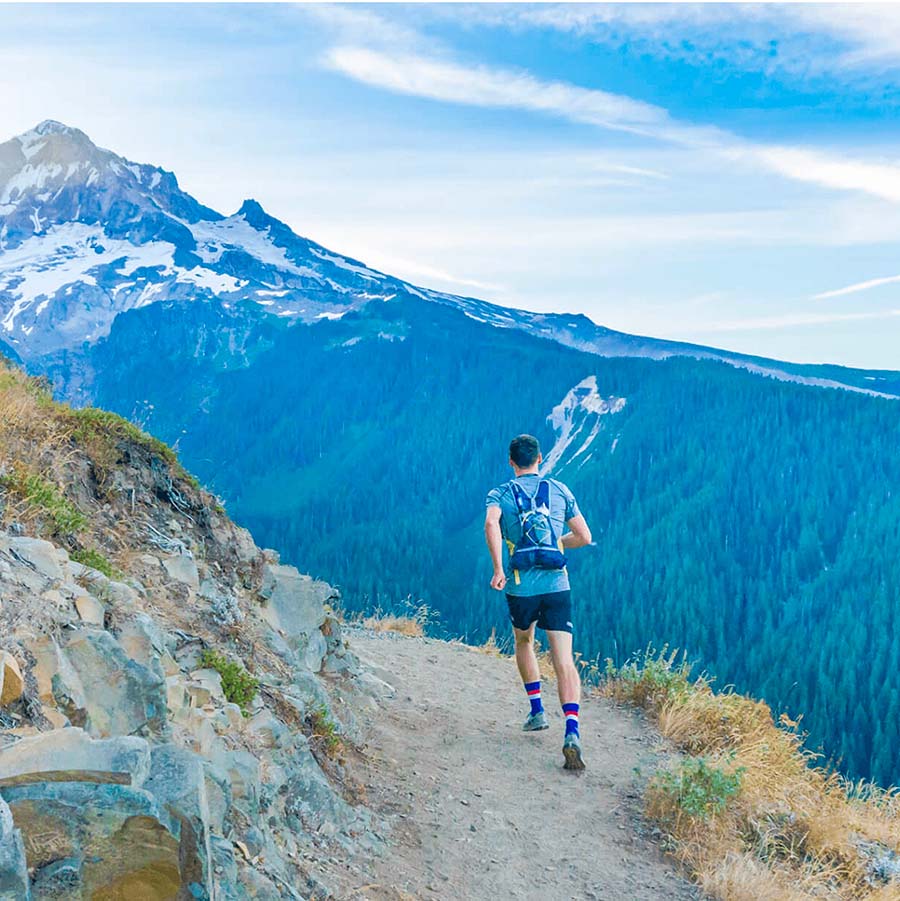 Coureur en montagne illustrant l'amélioration des performances sportives grâce à l’ostéopathie à Nyon