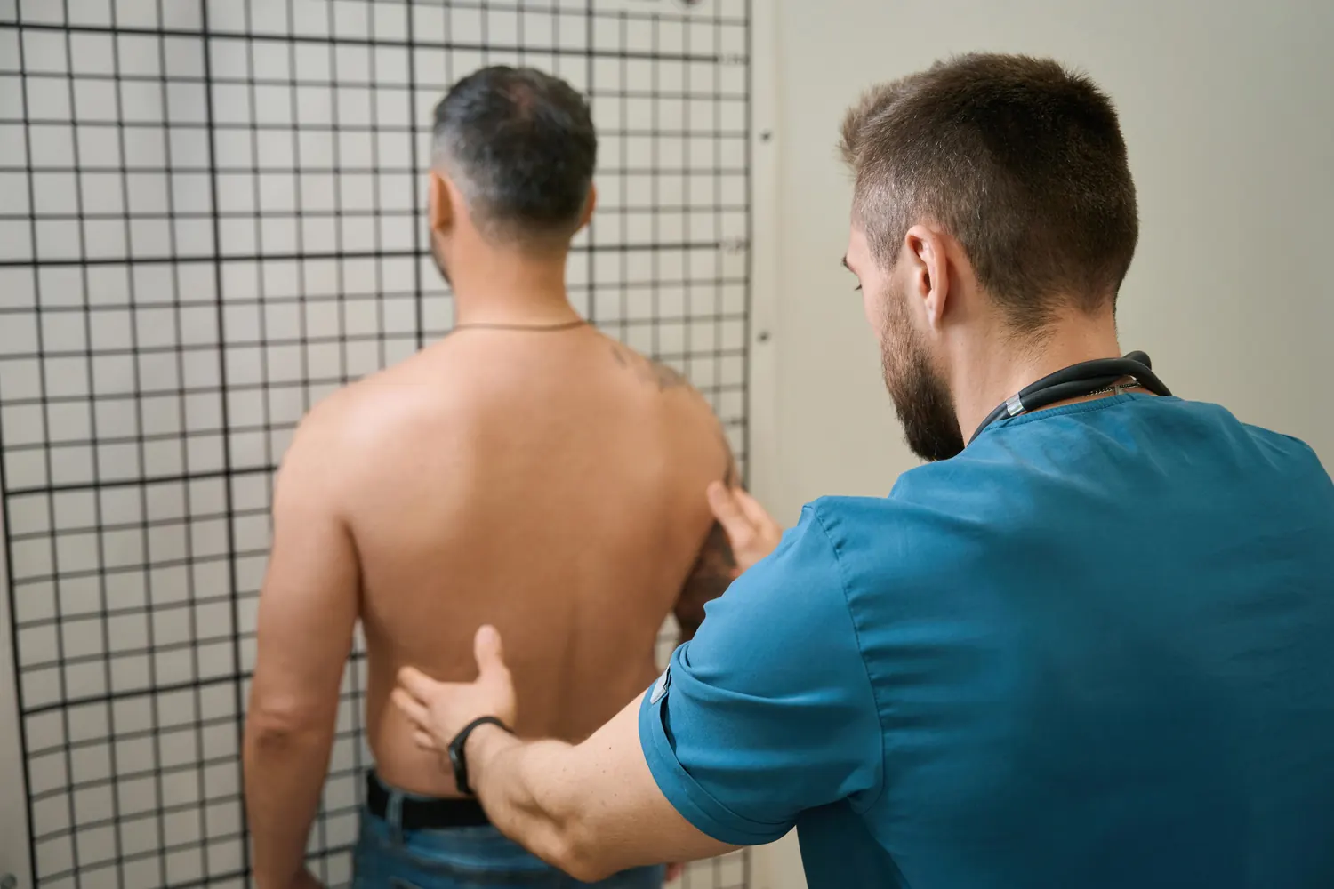 Ostéopathe réalisant un examen clinique du dos d’un patient